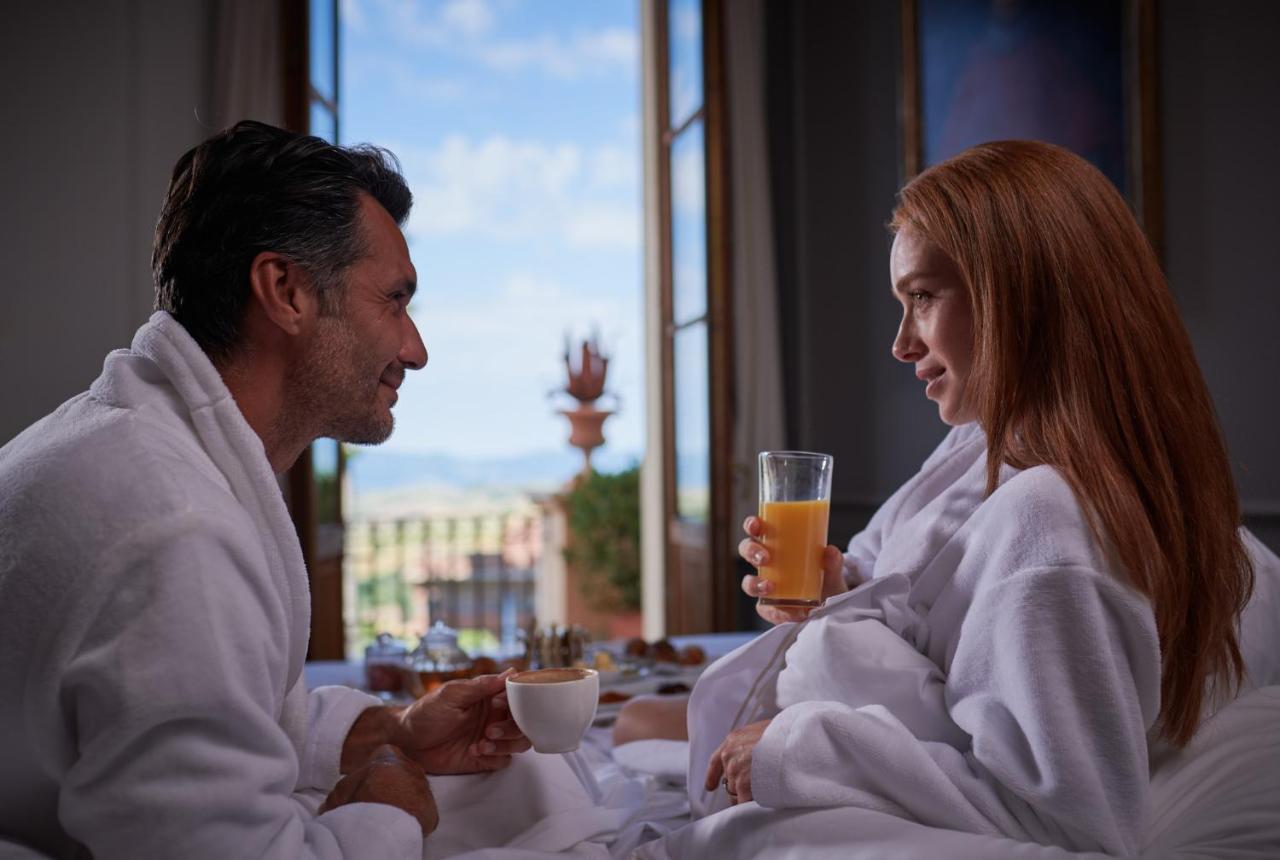 סן קשאנו דיי באני Fonteverde Lifestyle & Thermal Retreat - The Leading Hotels Of The World מראה חיצוני תמונה A couple wearing bathrobes