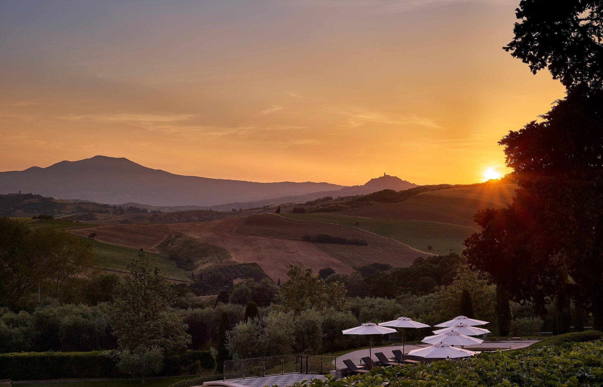 סן קשאנו דיי באני Fonteverde Lifestyle & Thermal Retreat - The Leading Hotels Of The World מראה חיצוני תמונה Sunset at the resort