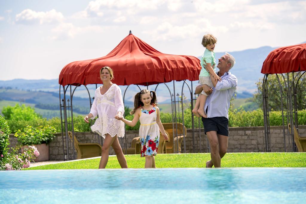 סן קשאנו דיי באני Fonteverde Lifestyle & Thermal Retreat - The Leading Hotels Of The World מראה חיצוני תמונה Family at the pool