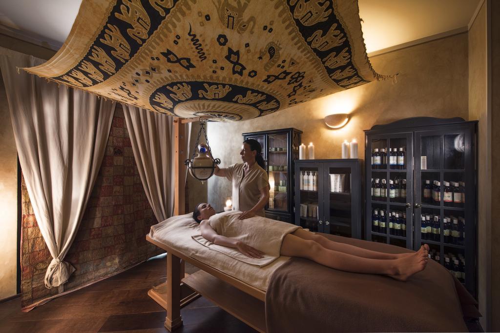 סן קשאנו דיי באני Fonteverde Lifestyle & Thermal Retreat - The Leading Hotels Of The World מראה חיצוני תמונה A spa treatment